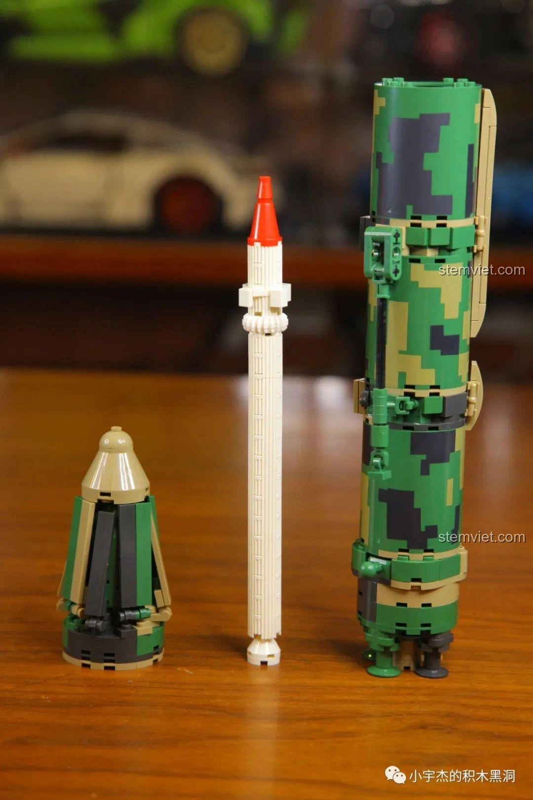 Mô hình tên lửa nhỏ bên trong ống phóng của bộ xếp hình Mô tên lửa chiến lược cho bé trai 6+, thể hiện sự tinh tế trong thiết kế và tăng tính chân thực cho sản phẩm.