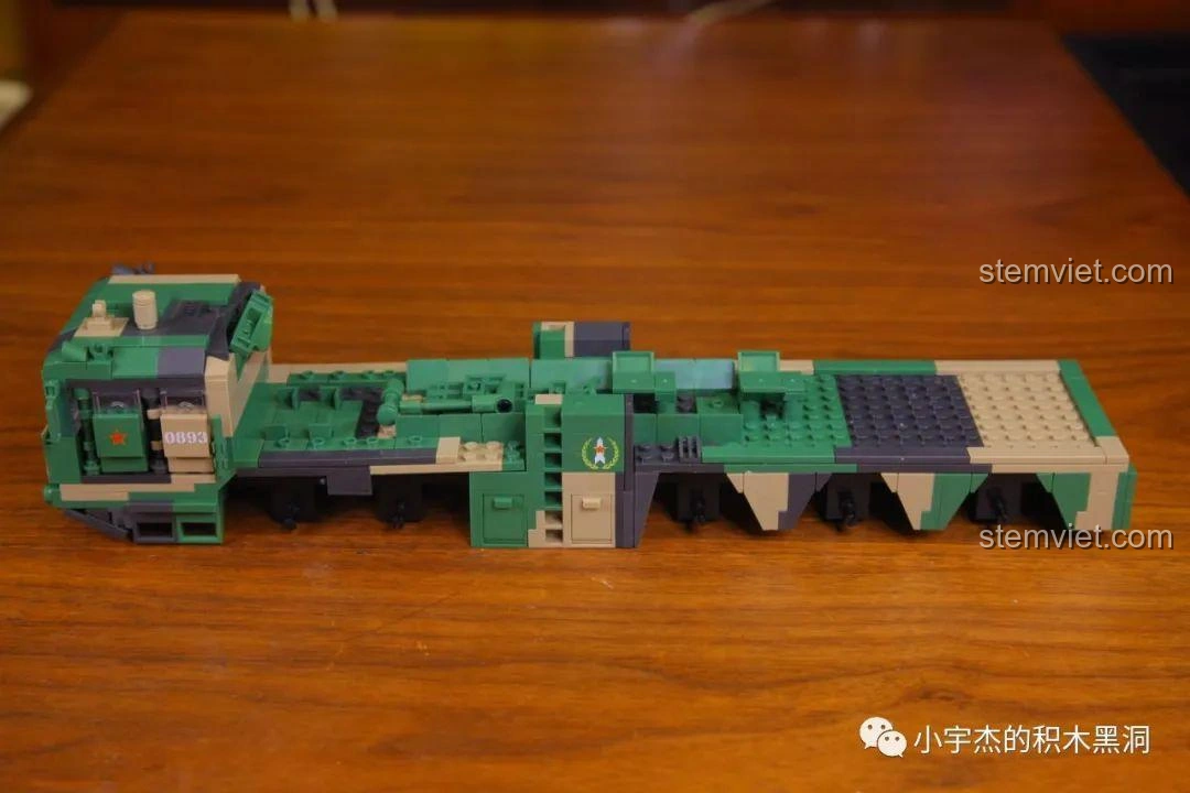 Góc nhìn ngang của phần thân xe mô hình tên lửa Đông Phong-21D đang được lắp ráp, cho thấy một chút độ cong nhẹ ở giữa, nhưng tổng thể vẫn ổn định.