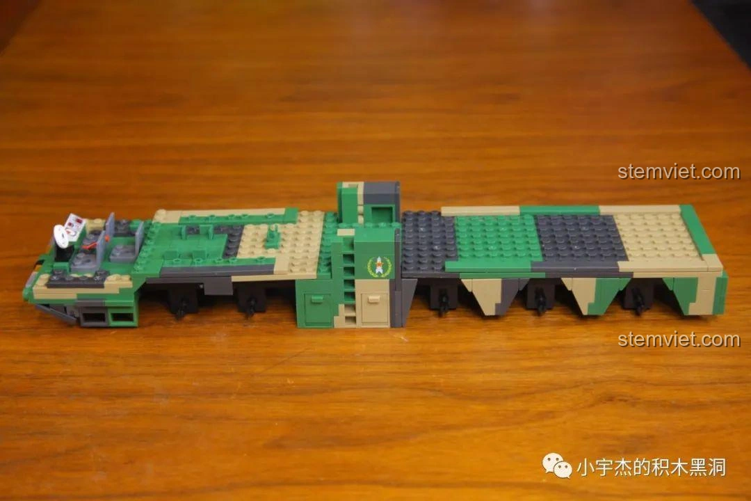 Phần thân xe của mô hình tên lửa chiến lược tầm trung Đông Phong-21D đang được lắp ráp, với hiệu ứng ngụy trang pixel rõ nét từ các mảnh ghép.