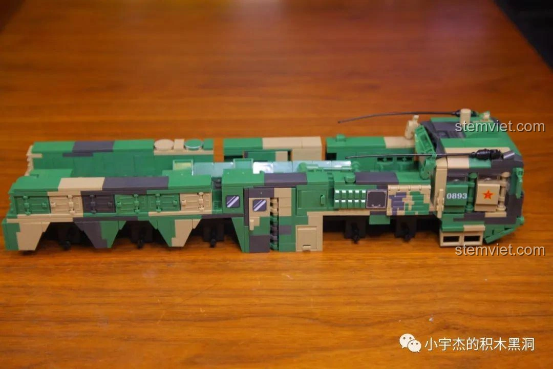 Phần thân xe của mô hình tên lửa Đông Phong-21D đã gần hoàn thiện, với hiệu ứng ngụy trang pixel được thể hiện rất chi tiết và đẹp mắt.