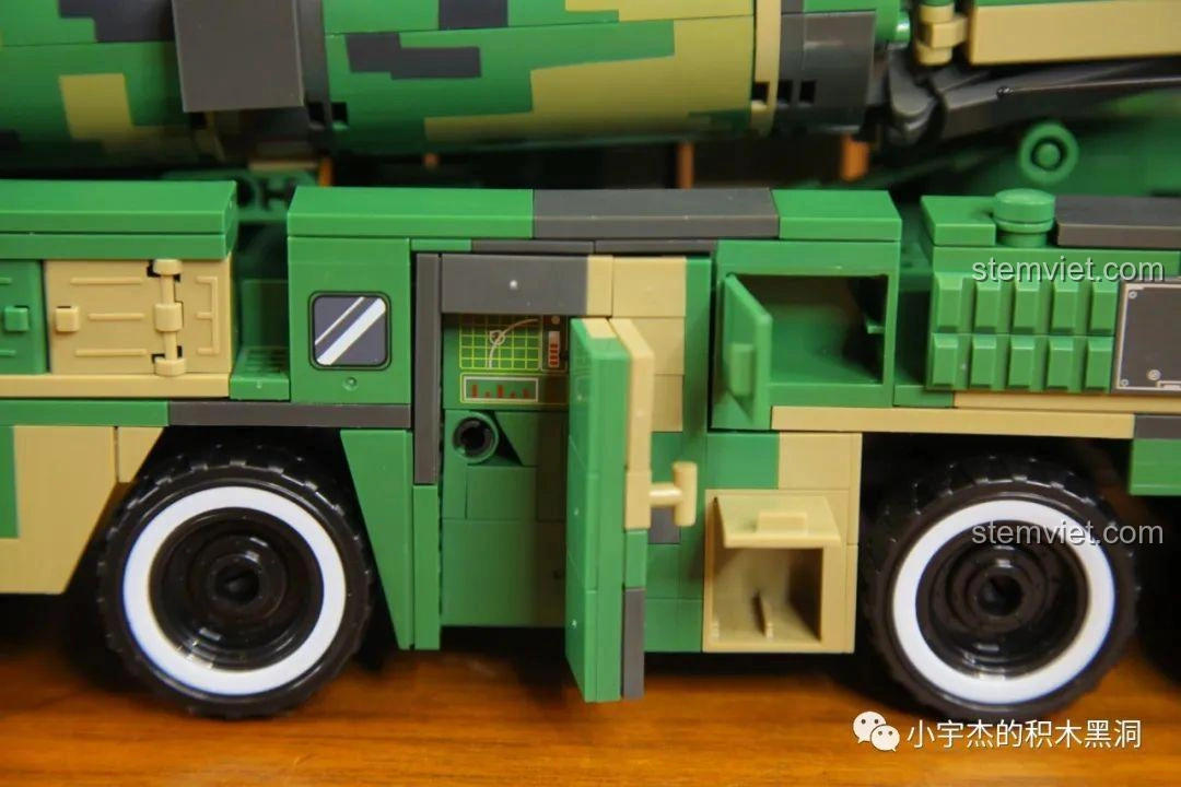 Toàn bộ mô hình xe phóng tên lửa Đông Phong-21D WOMA C0893 cùng ba minifigure lính quân sự, tạo thành một bộ sưu tập hoàn chỉnh và ấn tượng.