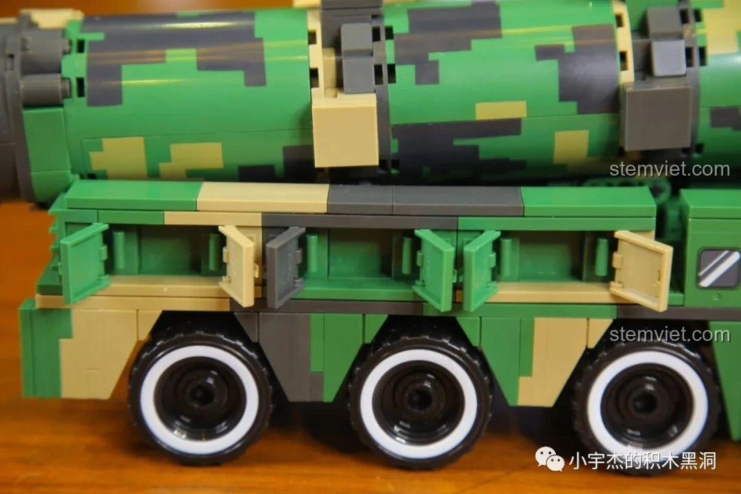 Tổng quan mô hình xe phóng tên lửa Đông Phong-21D WOMA C0893 và các minifigure, thể hiện đầy đủ các tính năng và thiết kế ngụy trang pixel độc đáo.