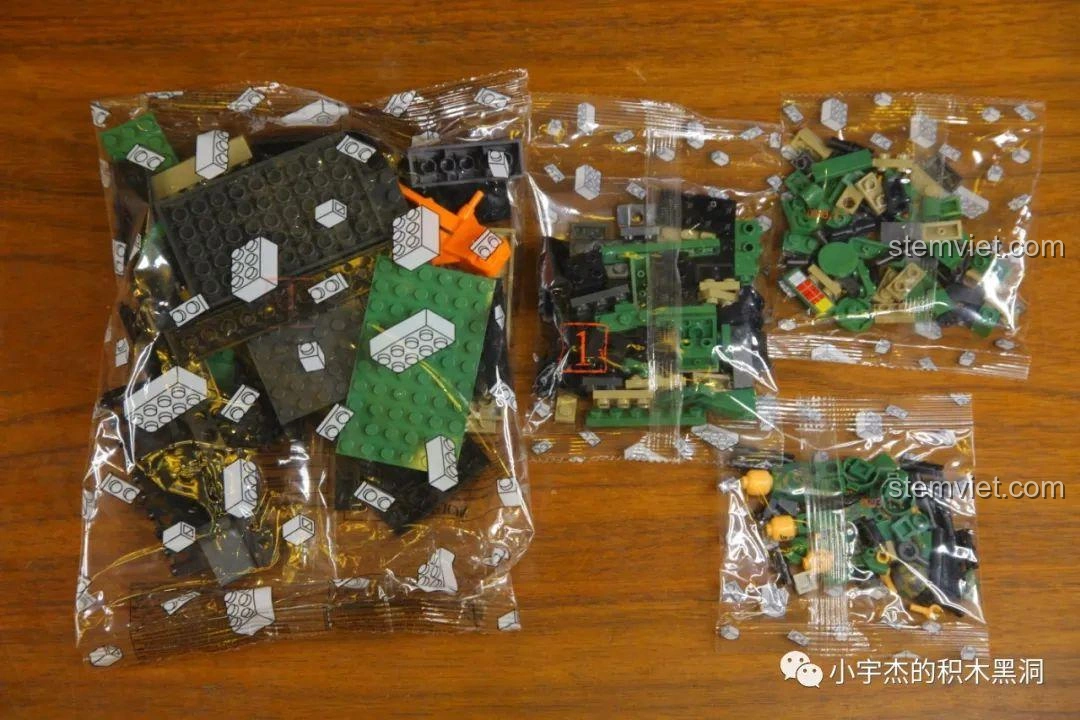 Các túi mảnh ghép được đánh số của bộ đồ chơi xếp hình WOMA 893, túi số 1 chứa các mảnh ghép cơ bản để bắt đầu lắp ráp khung xe.