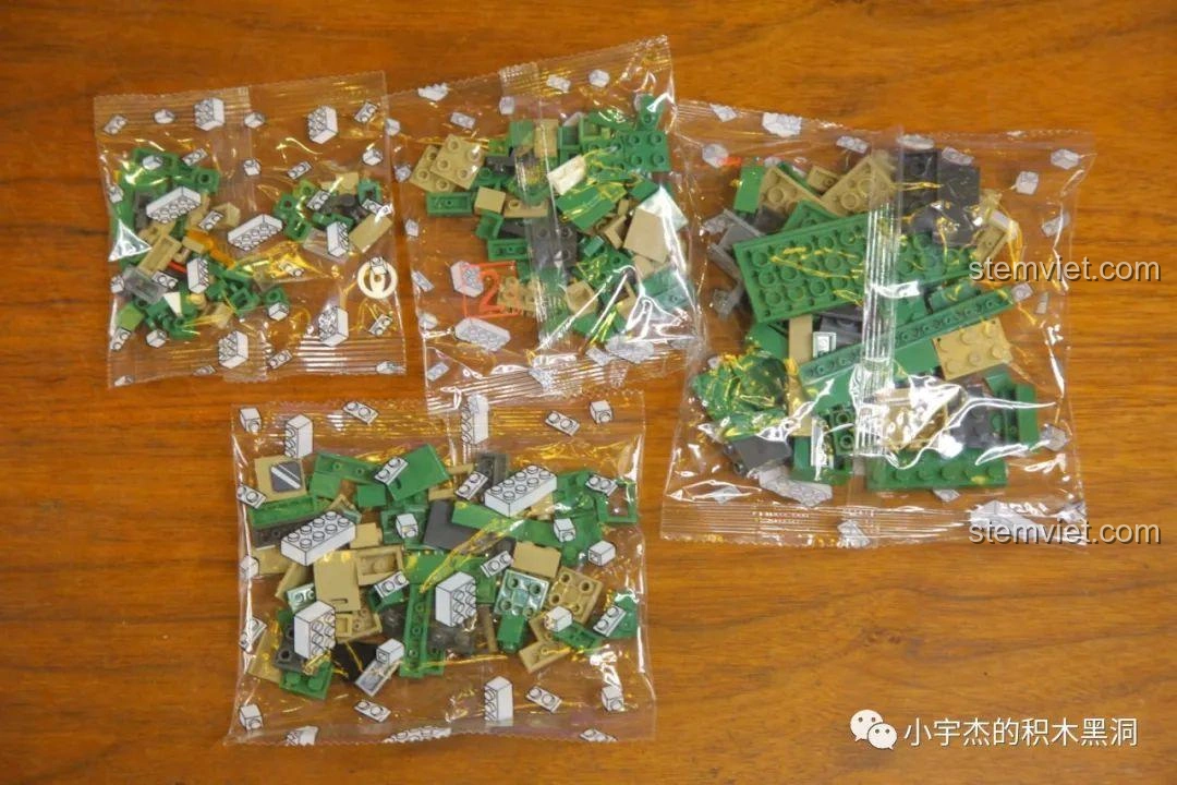 Các túi mảnh ghép được đánh số của bộ đồ chơi xây dựng Xe tải quân sự mang tên lửa C0893, túi số 2 chứa các mảnh ghép để tiếp tục lắp ráp thân xe.