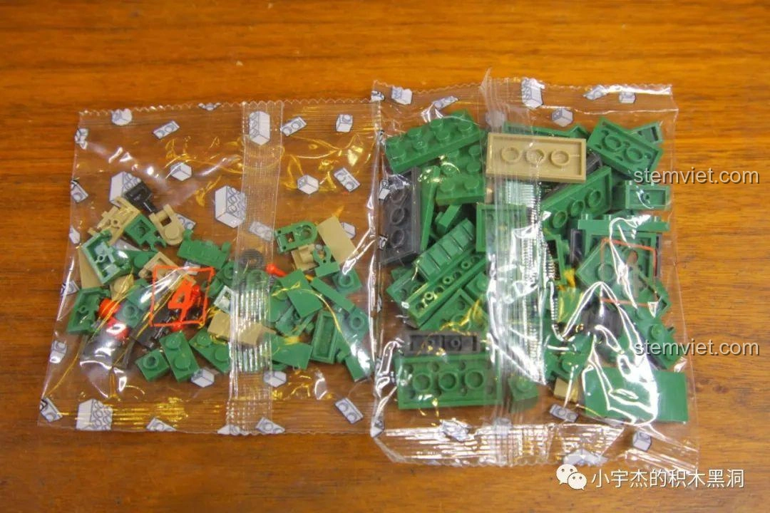 Các túi mảnh ghép được đánh số của bộ đồ chơi lắp ghép Xe tải quân sự mang tên lửa 893, túi số 4 chứa các mảnh ghép cho bánh xe và chi tiết thân xe.