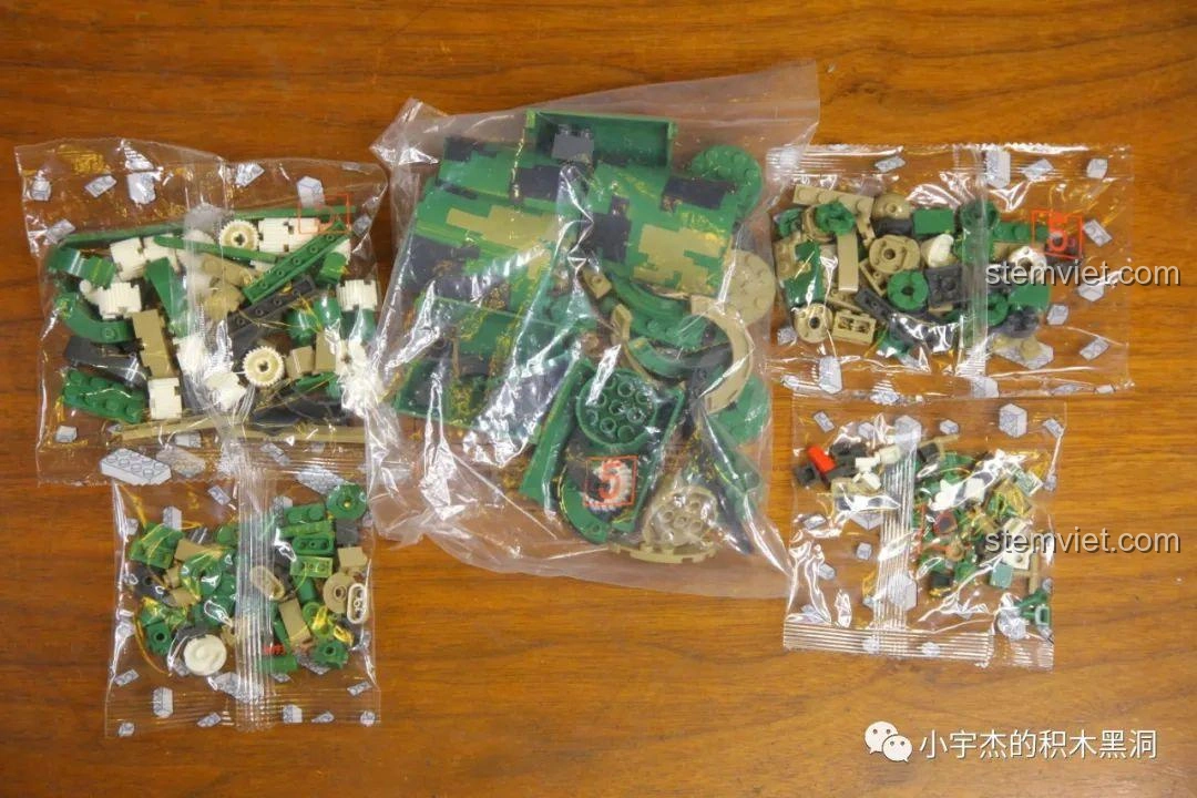 Các túi mảnh ghép được đánh số của bộ đồ chơi Mô hình tên lửa chiến lược cho trẻ trên 6 tuổi, túi số 5 chứa các mảnh ghép để hoàn thiện tên lửa và các chi tiết cuối cùng.