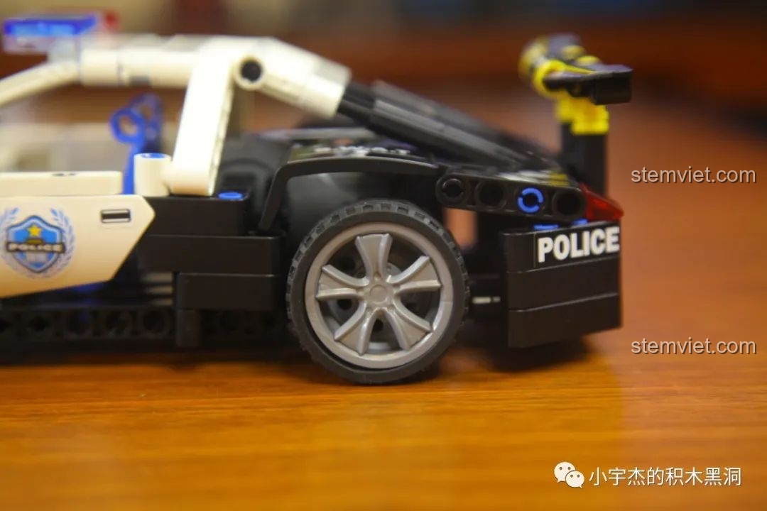 Cận cảnh bánh sau của mô hình Xe Cảnh Sát Tuần Tra WOMA C0901, lốp xe dày dặn.