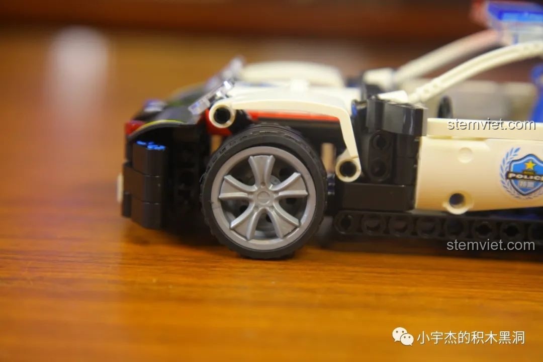 Cận cảnh bánh trước của mô hình Xe Cảnh Sát Tuần Tra WOMA C0901, chi tiết mâm xe.