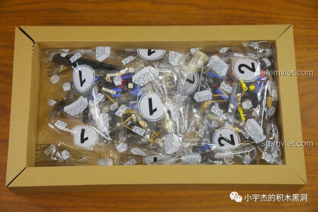 Bên trong hộp bộ lắp ráp Xe Cảnh Sát Tuần Tra WOMA C0901, các túi mảnh ghép được sắp xếp gọn gàng.