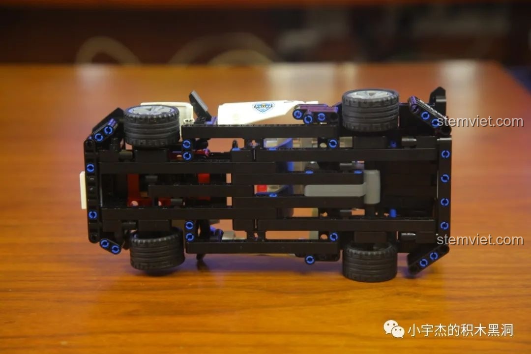 Gầm xe của mô hình Xe Cảnh Sát Tuần Tra WOMA C0901, thể hiện cấu trúc đơn giản nhưng chắc chắn.