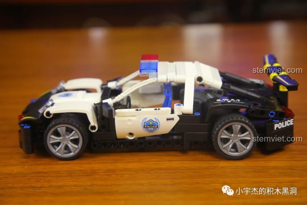 Mô hình Xe Cảnh Sát Tuần Tra WOMA C0901 đã hoàn thành, nhìn từ bên hông, thể hiện sự cân đối.