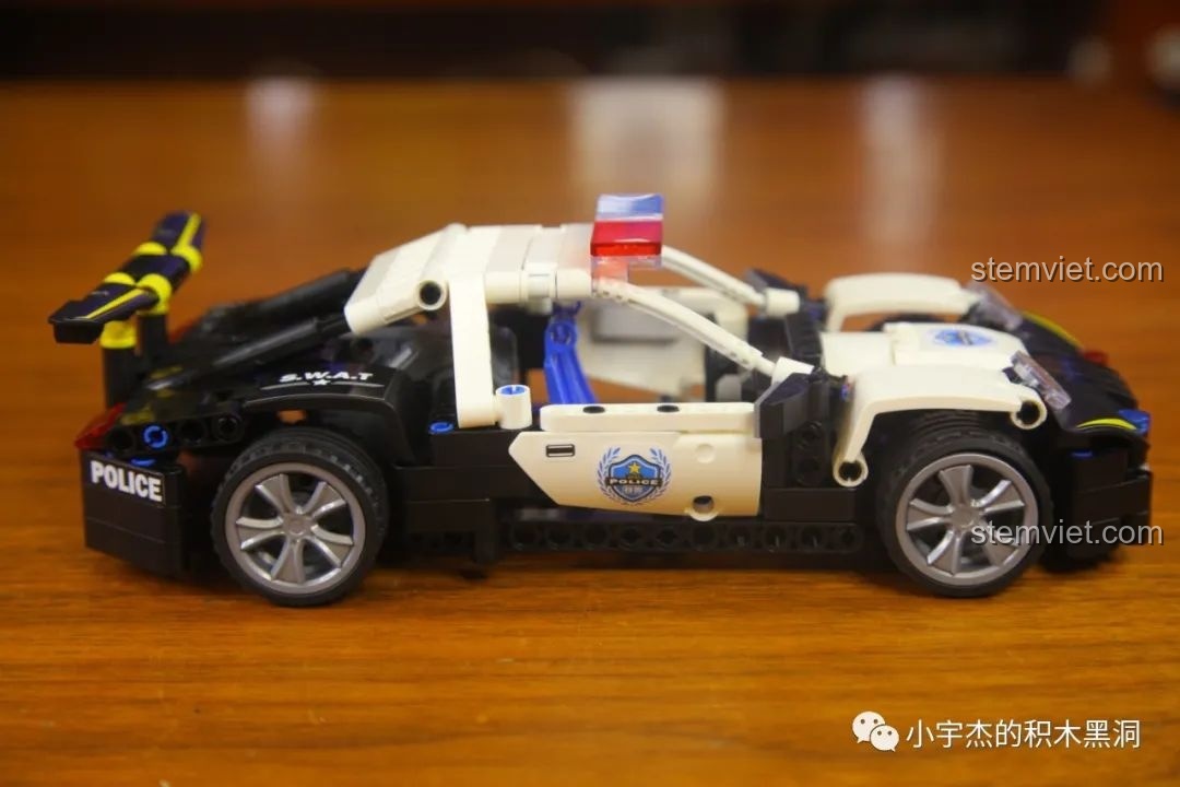 Mô hình Xe Cảnh Sát Tuần Tra WOMA C0901 đã hoàn thành, nhìn từ bên hông, thiết kế mạnh mẽ.
