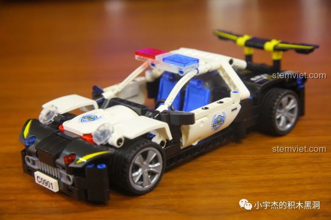 Mô hình Xe Cảnh Sát Tuần Tra WOMA C0901 đã hoàn thành, góc nhìn 3/4 phía trước khác, thể hiện đường nét xe.