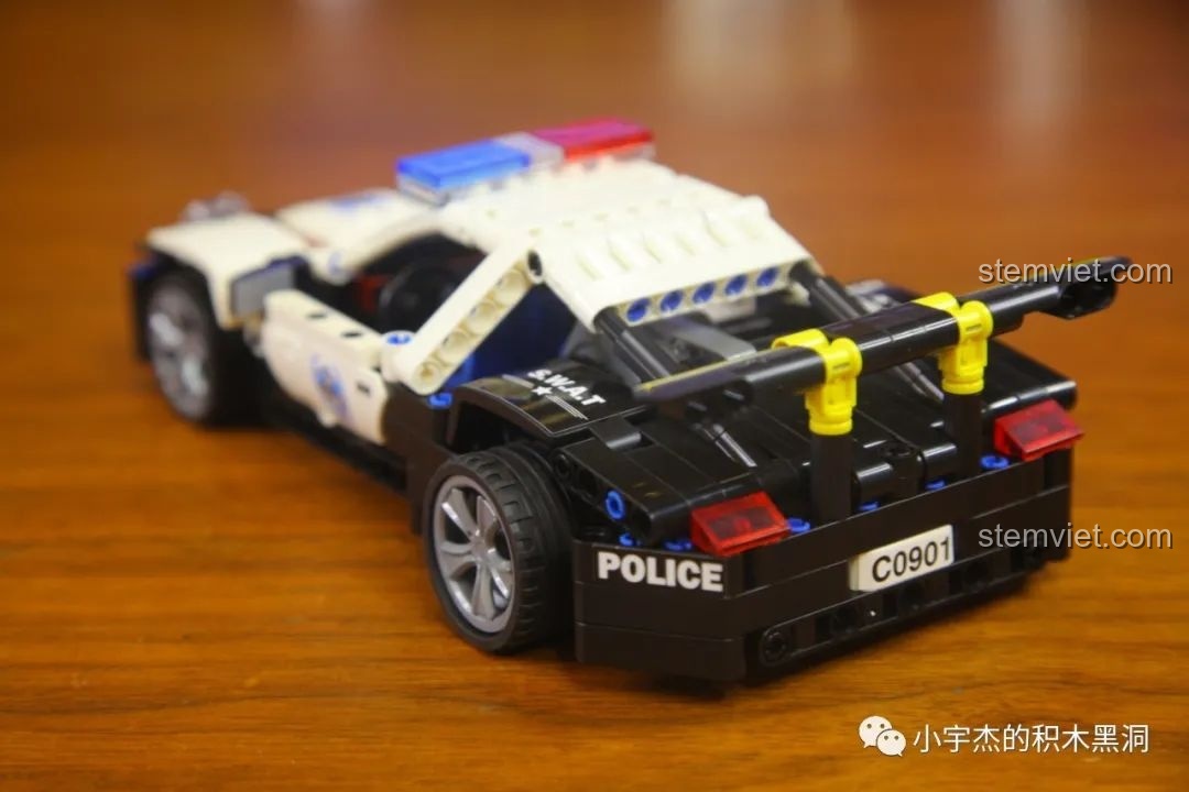 Mô hình Xe Cảnh Sát Tuần Tra WOMA C0901 đã hoàn thành, góc nhìn 3/4 phía sau, cánh gió nổi bật.