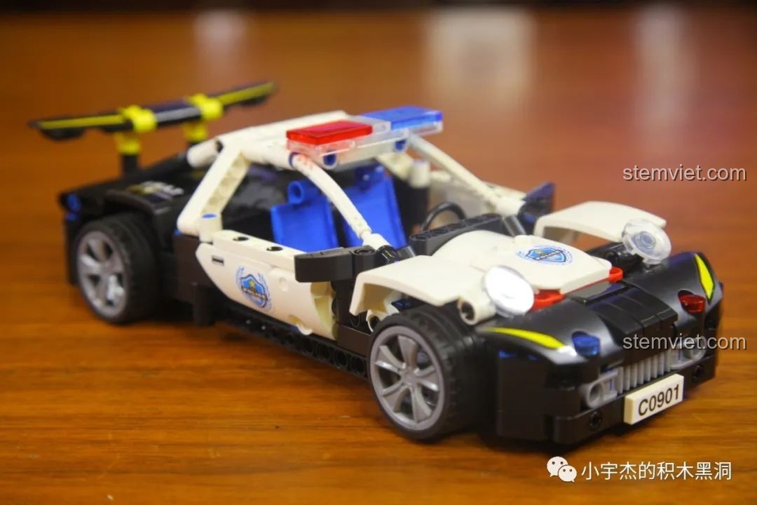 Mô hình Xe Cảnh Sát Tuần Tra WOMA C0901 đã hoàn thành, góc nhìn 3/4 phía trước, đèn còi nổi bật.