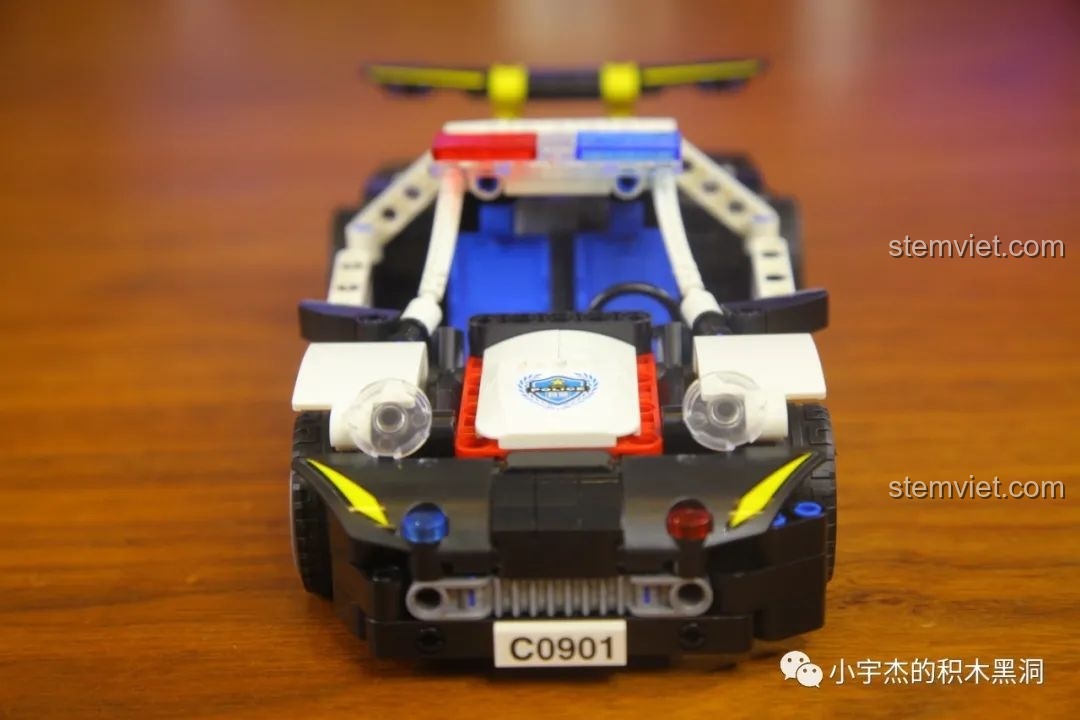 Mô hình Xe Cảnh Sát Tuần Tra WOMA C0901 đã hoàn thành, nhìn trực diện từ phía trước, đèn còi sáng rõ.