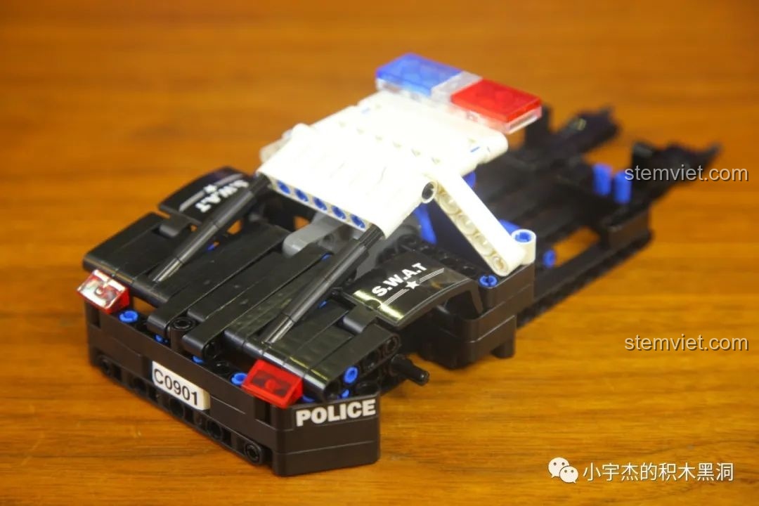 Khung xe cảnh sát tuần tra WOMA C0901 đang được lắp ráp, thể hiện cấu trúc chắc chắn của bộ Technic.
