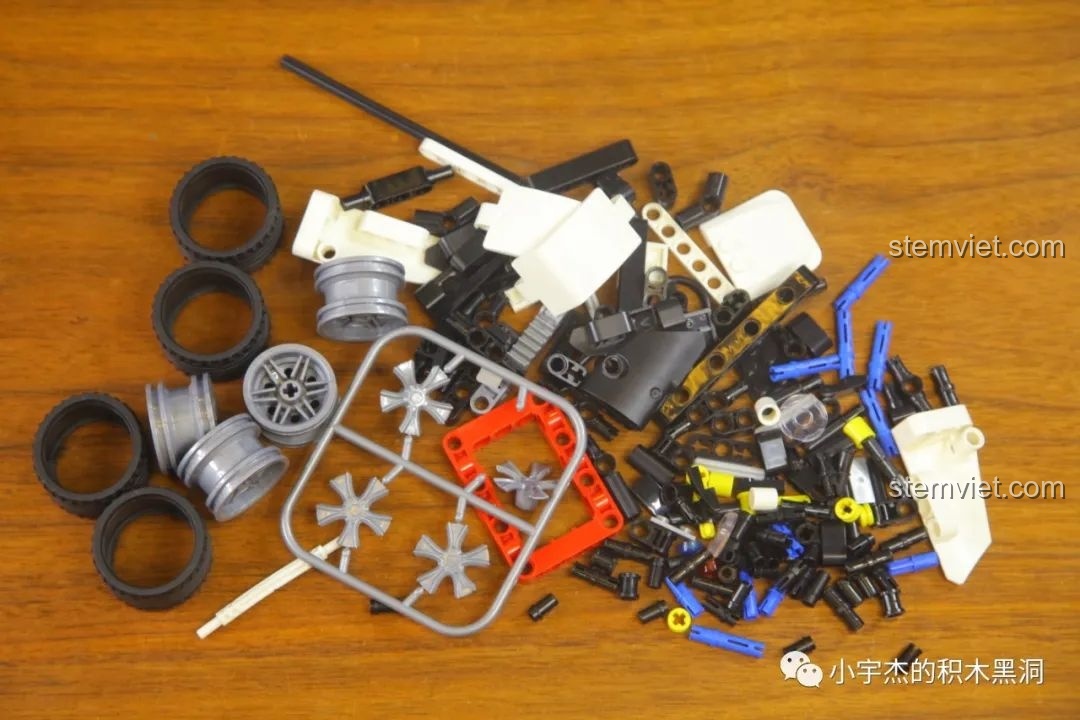 Các mảnh ghép từ túi số 2 của bộ lắp ráp Xe Cảnh Sát Tuần Tra WOMA C0901, bao gồm bánh xe và các chi tiết lớn.