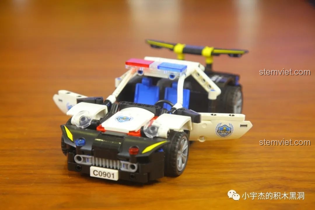 Mô hình Xe Cảnh Sát Tuần Tra WOMA C0901 với cửa mở, nhìn từ phía trước, khoe nội thất.