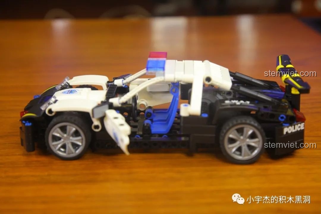 Cửa xe cảnh sát tuần tra WOMA C0901 có thể mở được, tăng tính tương tác cho mô hình.