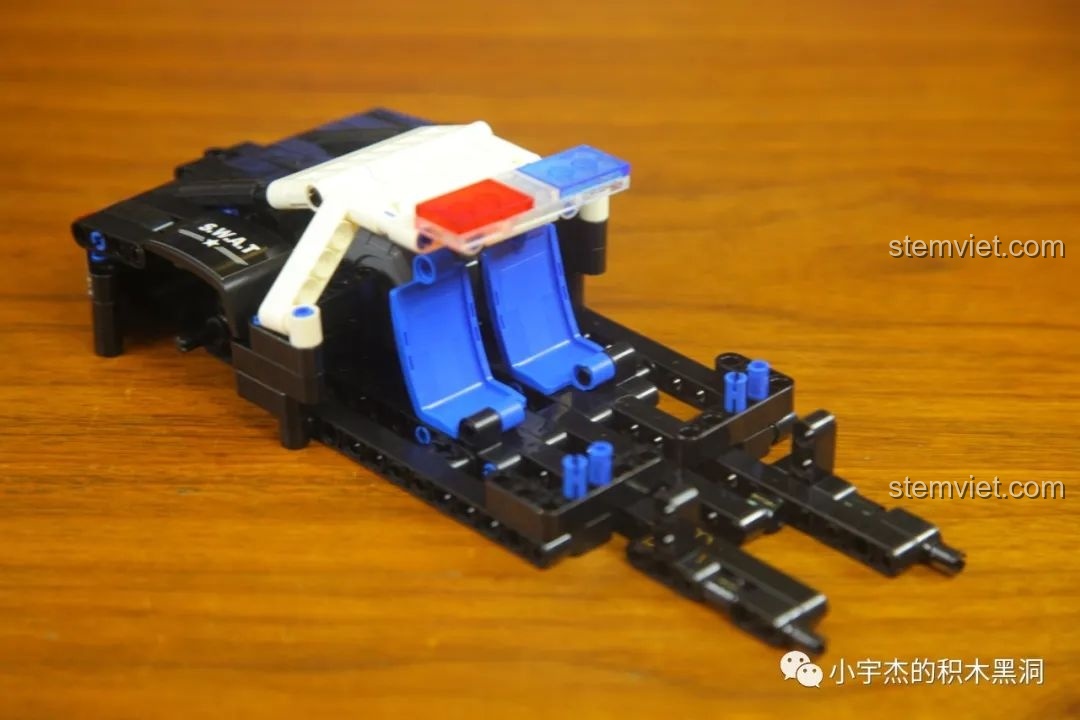 Nội thất đơn giản của xe cảnh sát tuần tra WOMA C0901, với ghế ngồi màu xanh nổi bật.