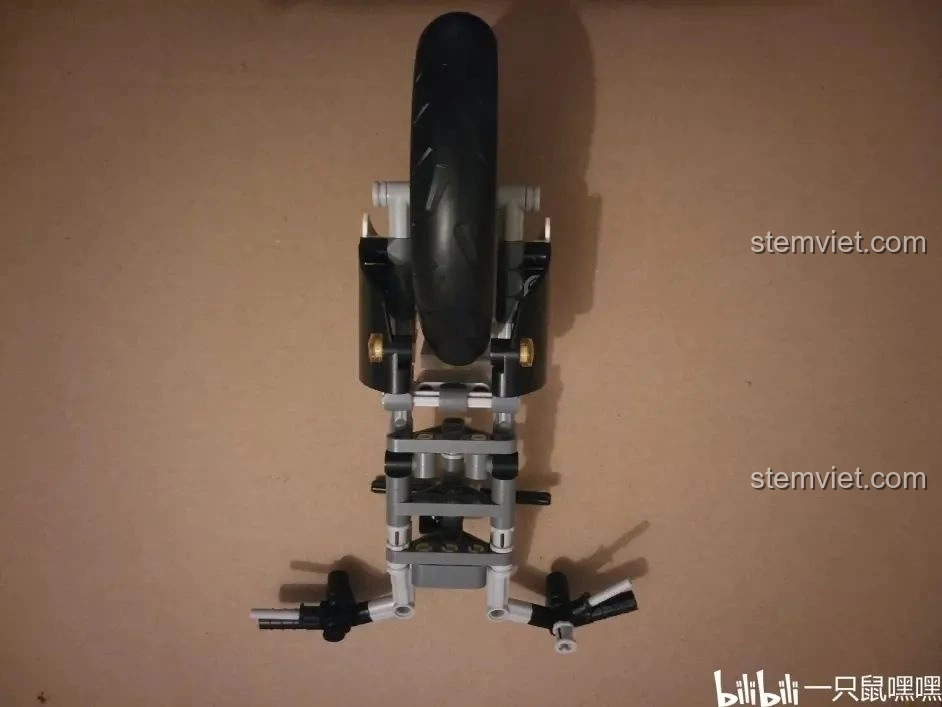 Phần bánh trước và hệ thống treo của mô hình WOMA C0915 Mô tô Quốc宾-650 đang được lắp ráp, nhìn từ phía trước.