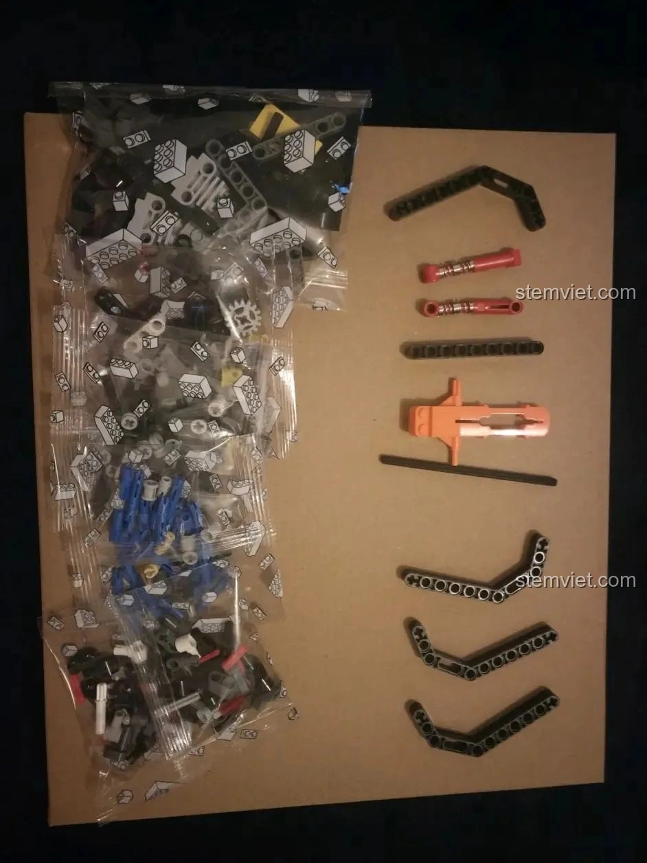 Các chi tiết đầu tiên của bộ lắp ráp WOMA C0915 Mô tô Quốc宾-650 được bày ra, sẵn sàng cho việc lắp khung xe.