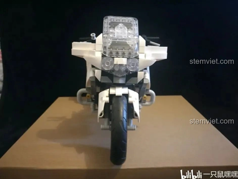 Mô hình hoàn chỉnh của WOMA C0915 Mô tô Quốc宾-650 màu trắng đỏ, nhìn từ góc nghiêng bên hông, thể hiện chi tiết.