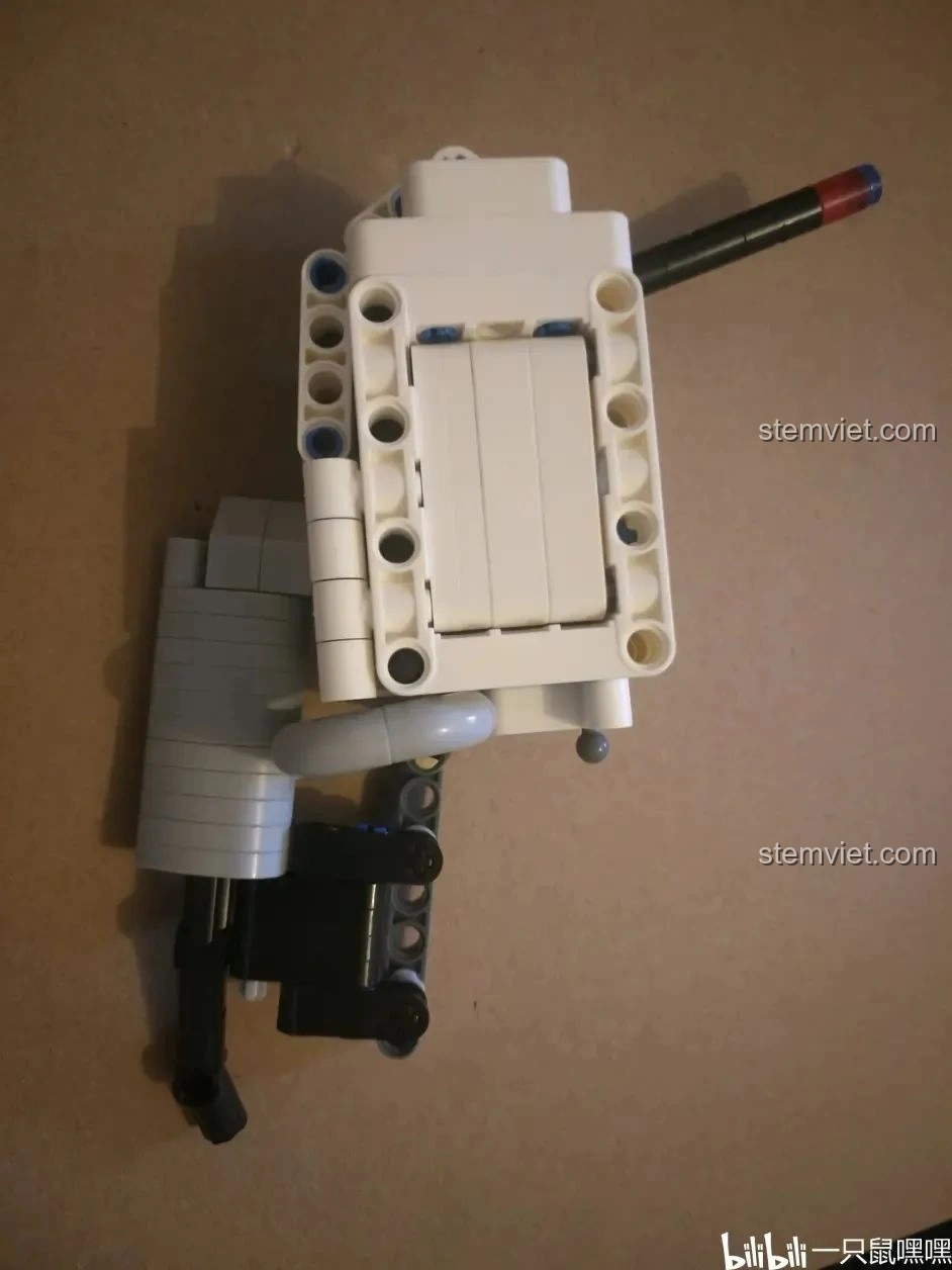 Hộp đựng đồ phía sau của mô hình WOMA C0915 Mô tô Quốc宾-650 đang được lắp ráp, tăng thêm chi tiết cho xe.