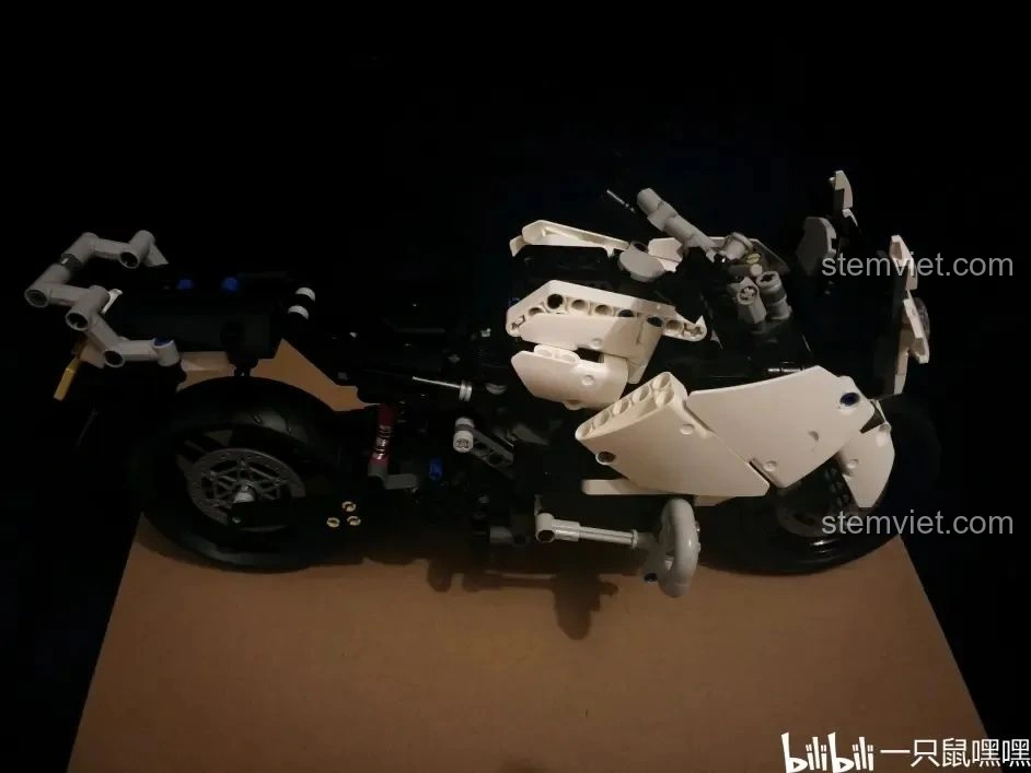 Mô hình WOMA C0915 Mô tô Quốc宾-650 đang được lắp vỏ ngoài màu trắng, tạo nên hình dáng hoàn chỉnh.