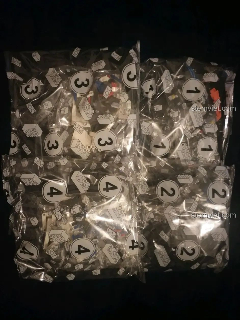 Tổng quan các túi chi tiết được đánh số từ 1 đến 4 của bộ lắp ráp WOMA C0915 Mô tô Quốc宾-650, sẵn sàng cho việc lắp ráp.