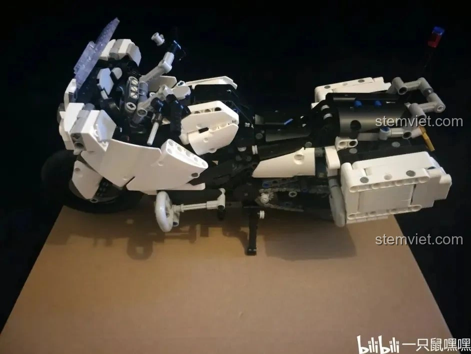 Mô hình hoàn chỉnh của WOMA C0915 Mô tô Quốc宾-650 màu trắng đỏ, nhìn từ góc nghiêng bên hông, sẵn sàng trưng bày.