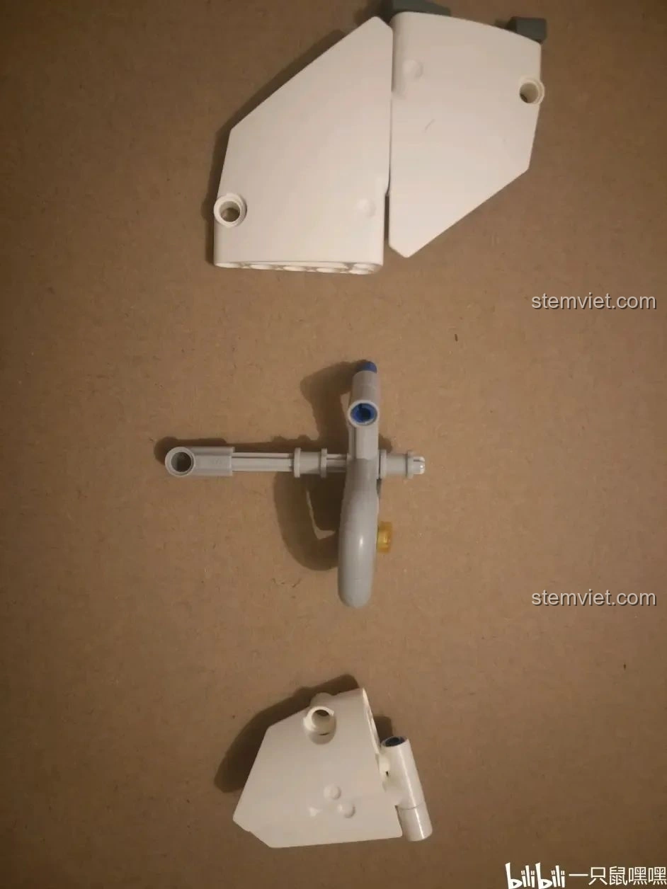 Các mảnh vỏ xe màu trắng của bộ WOMA C0915 Mô tô Quốc宾-650 được đặt riêng, chuẩn bị lắp ráp.