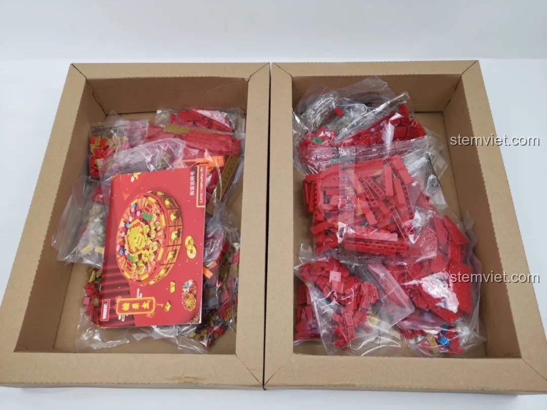 Bên trong hộp lớn là hai hộp carton chứa các túi mảnh ghép của bộ WOMA C.9122 Hộp Đựng Mứt Tết.