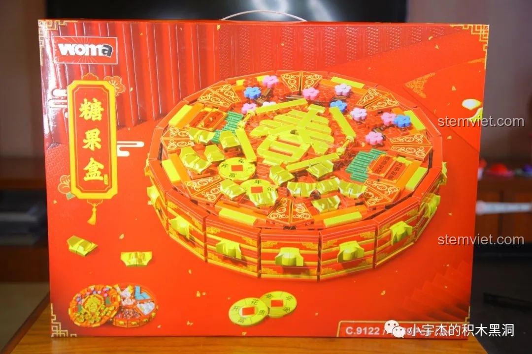 Mặt trước hộp đồ chơi lắp ráp Hộp đựng mứt Tết WOMA C.9122 với hình ảnh sản phẩm hoàn thiện rực rỡ, bắt mắt.