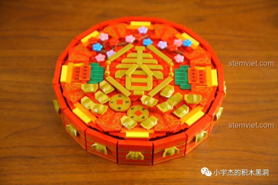 Góc nhìn tổng thể của Hộp đựng mứt Tết WOMA C.9122, thể hiện vẻ đẹp sang trọng và không khí lễ hội.