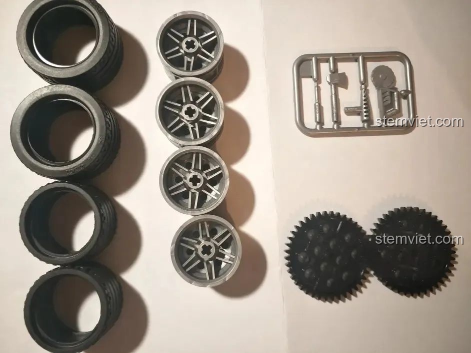 Các bánh xe, vành xe và bánh răng của bộ đồ chơi Xe Cảnh Sát Cứu Hộ Điều Khiển Từ Xa HA389120, chi tiết quan trọng cho chuyển động.