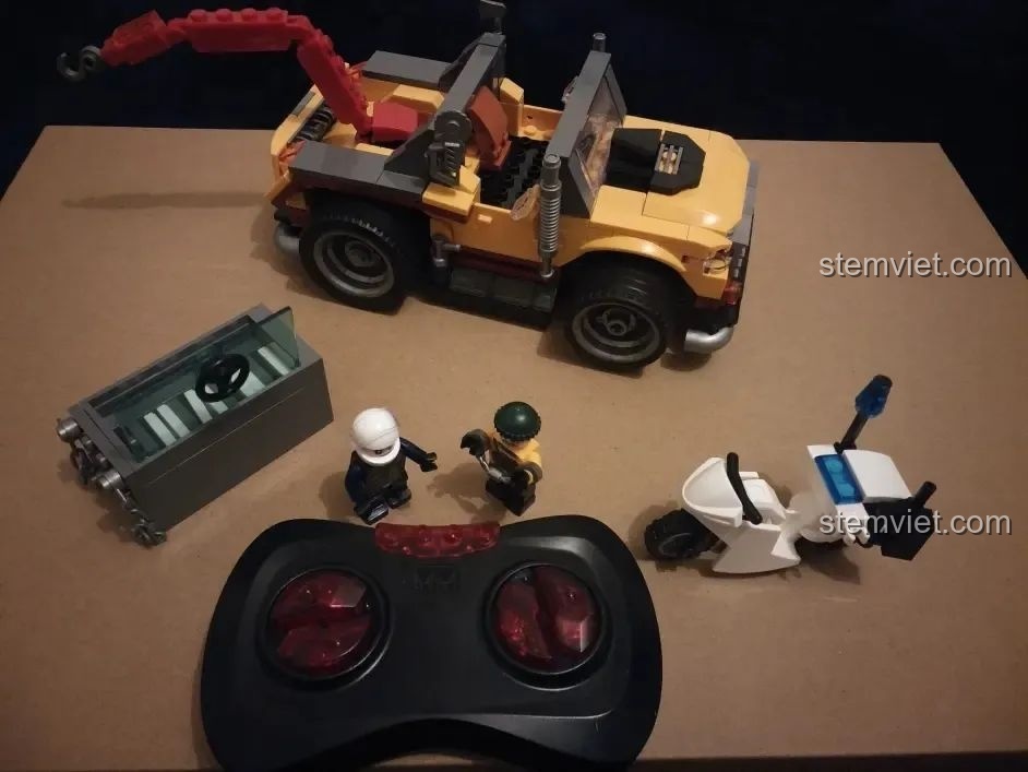 Toàn bộ bộ đồ chơi lắp ráp Xe Cảnh Sát Cứu Hộ Điều Khiển Từ Xa HA389120 đã hoàn chỉnh, với xe, minifigures, két sắt và điều khiển.