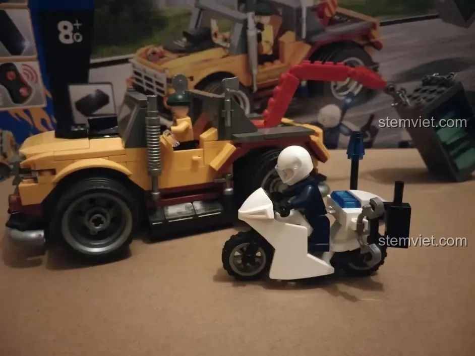 Góc nhìn động của cảnh truy đuổi trong bộ đồ chơi Xe Cảnh Sát Cứu Hộ Điều Khiển Từ Xa HA389120, thể hiện tính năng động.