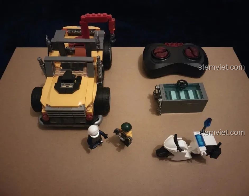 Cảnh sát, tên cướp, xe cảnh sát cứu hộ điều khiển từ xa HA389120 và điều khiển, tạo nên một bộ sưu tập hoàn chỉnh.