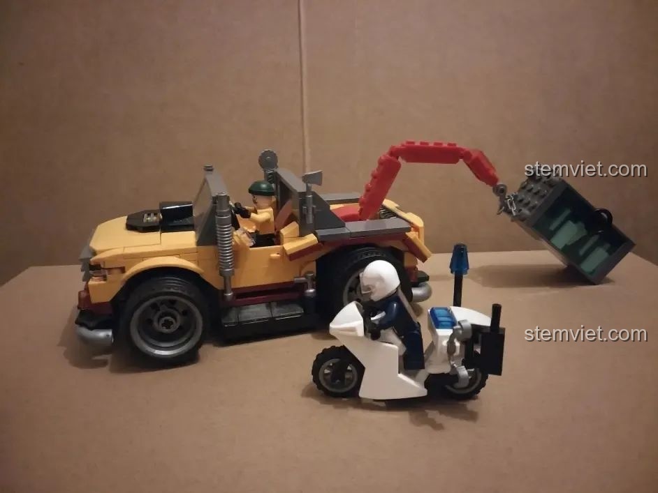 Góc nhìn khác của cảnh xe cảnh sát cứu hộ điều khiển từ xa HA389120 kéo két sắt, thể hiện sự linh hoạt của cần cẩu.