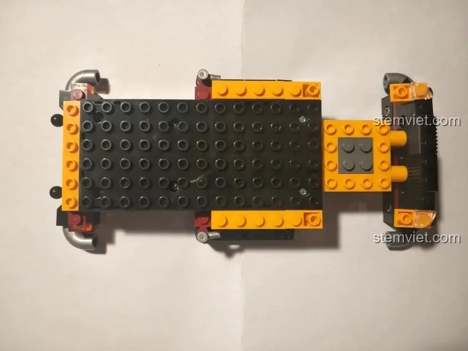 Khung xe của bộ lắp ghép Xe Cảnh Sát Cứu Hộ Điều Khiển Từ Xa HA389120 đang dần hoàn thiện, các mảnh ghép khớp chặt.