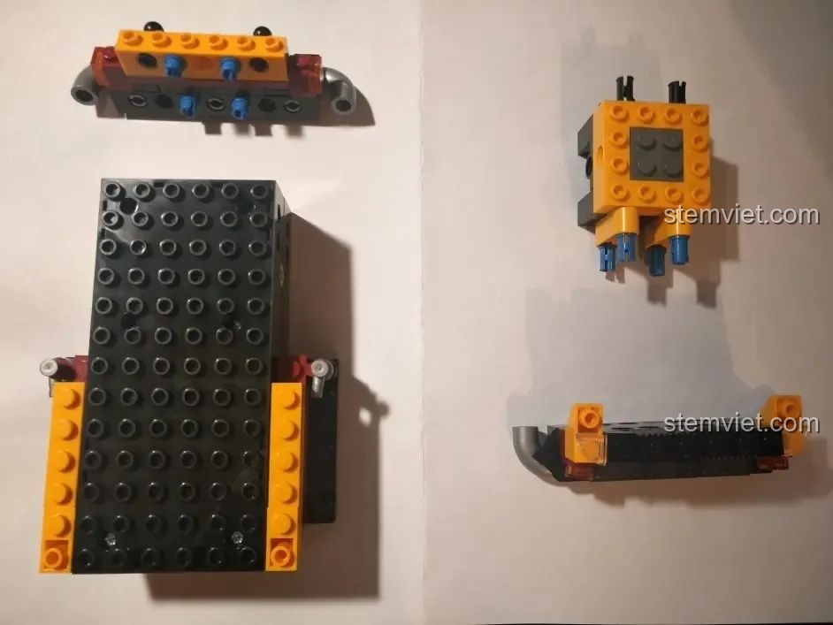 Quá trình lắp ráp phần khung xe của bộ đồ chơi Xe Cảnh Sát Cứu Hộ Điều Khiển Từ Xa HA389120, các mảnh ghép màu vàng và đen.