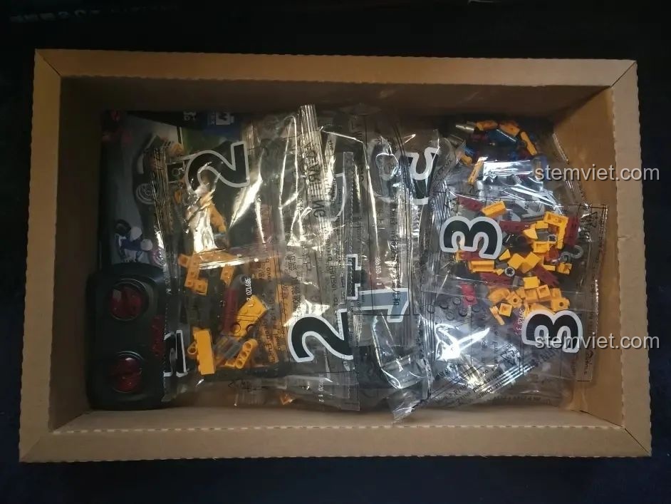 Bên trong hộp đồ chơi lắp ráp Xe Cảnh Sát Cứu Hộ Điều Khiển Từ Xa HA389120, các túi linh kiện được đánh số theo thứ tự lắp ráp.