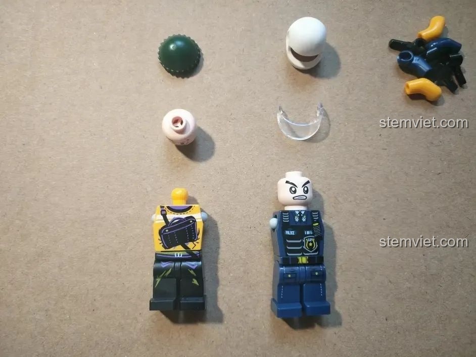 Hai minifigures cảnh sát và kẻ cướp đi kèm bộ lắp ghép Xe Cảnh Sát Cứu Hộ Điều Khiển Từ Xa HA389120, với chi tiết in ấn rõ nét.