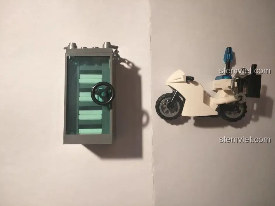 Phụ kiện két sắt và xe mô tô cảnh sát đi kèm bộ đồ chơi Xe Cảnh Sát Cứu Hộ Điều Khiển Từ Xa HA389120, tăng cường trải nghiệm chơi.