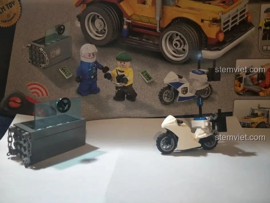 Minifigures và phụ kiện của bộ lắp ghép Xe Cảnh Sát Cứu Hộ Điều Khiển Từ Xa HA389120 được đặt cạnh hình ảnh trên hộp để so sánh.