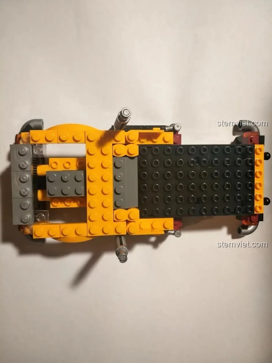 Góc nhìn từ trên xuống của thân xe Xe Cảnh Sát Cứu Hộ Điều Khiển Từ Xa HA389120, với các mảnh ghép màu vàng đã được lắp đặt.