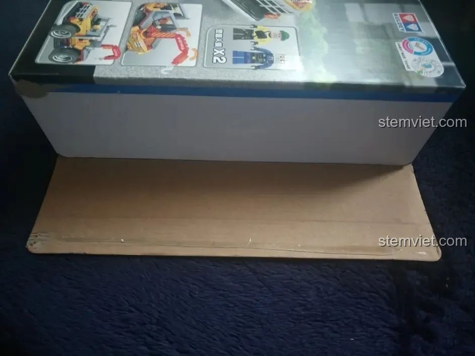 Cận cảnh thiết kế mở hộp kiểu xé của bộ lắp ghép Xe Cảnh Sát Cứu Hộ Điều Khiển Từ Xa HA389120, không tiện lợi để tái sử dụng.