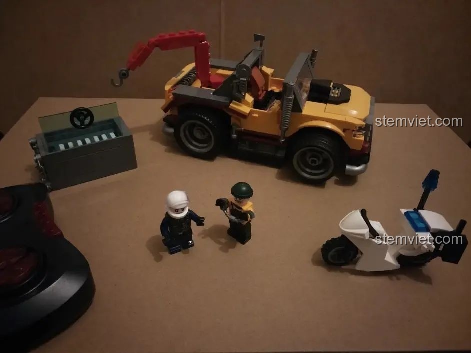 Toàn bộ bộ đồ chơi lắp ráp Xe Cảnh Sát Cứu Hộ Điều Khiển Từ Xa HA389120 đã hoàn chỉnh, sẵn sàng cho các cuộc phiêu lưu.